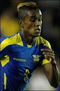 Crâne rasé avec une mèche décolorée pour Fidel Martinez. Aidez-vous de son maillot pour retrouver sa nationalité...