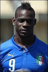 Qui est cet attaquant excentrique qui se démarque aussi avec ses coiffures ?