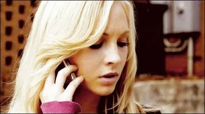 Qui Caroline Forbes a-t-elle déjà embrassé ?