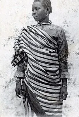 Cette pièce de coton ou de soie est portée aussi bien par les hommes que par les femmes malgaches. Il s'agit du :