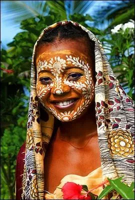 Dans certaines régions de l'île, les femmes portent, même dans la rue, un masque de beauté jaune, qui purifie la peau et protège du soleil. À base de quoi ce masque est-il fait ?