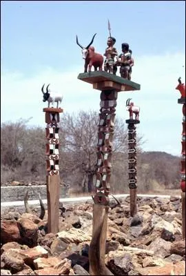 Ce totem surmonte les tombeaux à Madagascar. Comment l'appelle-t-on ?