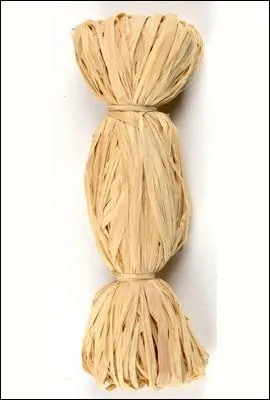 Cette fibre très solide, utilisée en vannerie et dans la confection de liens, porte le même nom que le palmier malgache dont elle provient. Il s'agit du :