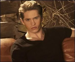 Qui meurt ? Et avec qui sortait-il ?