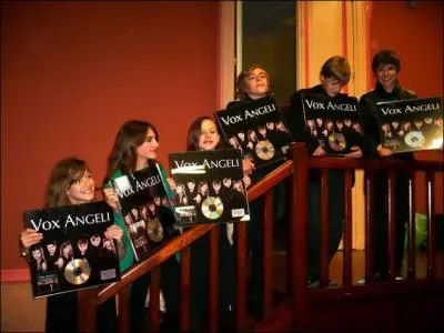 Avec mtal est construit le disque que tiennent Vox Angeli ?