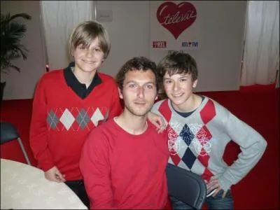 Qui est le chanteur assis entre Etienne et Mathis ?