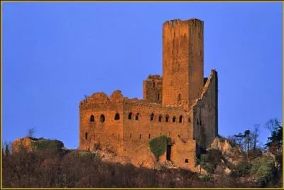 Quelle pierre a servi à la construction du romantique château de l'Ortenbourg dont vous admirerez les ruines près de Sélestat dans le Bas-Rhin?