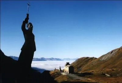 Quel est ce col situé en Savoie, où passa selon la légende Hercule en quête de l'or des Hespérides et où un hospice fut construit en 982 pour abriter les voyageurs à pied ou à cheval?