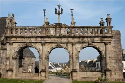 Dans quel département breton pourrez-vous découvrir l'admirable enclos paroissial de Sizun avec sa porte monumentale datée de 1588-1590?