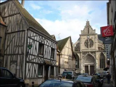 Dans quel département se situe Houdan, ancienne ville-étape des diligences aujourd'hui à l'ombre de son impressionnant donjon?