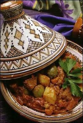 Quel est le nom de ce plat traditionnel marocain, composé de morceaux de viande cuits à l'étouffée avec des légumes et diverses épices dans un ustensile à la forme si particulière ?