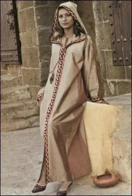 Cette longue et large "robe" à capuchon est portée par les hommes et les femmes du Maghreb. Il s'agit :