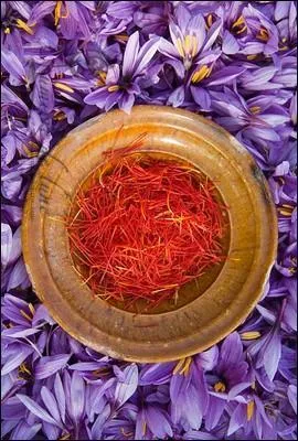 Cette épice orangée est très répandue dans la cuisine maghrébine. De quoi s'agit-il ?