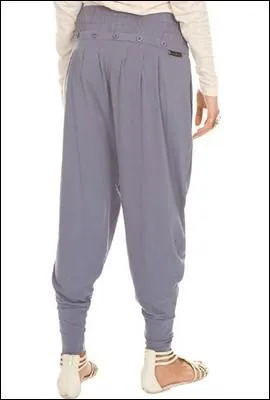 Comment se nomme ce pantalon traditionnel bouffant à l'entrejambe très bas et qui est très porté au Maroc et dans l'ensemble du Maghreb ?