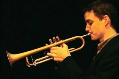 Instrument de musique à vent de la famille des cuivres. Personne qui joue de cet instrument. Nez en ... !