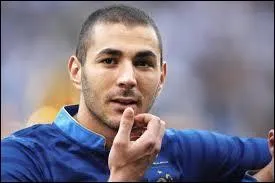 Continuons avec Karim Benzema, attaquant lors du match de groupe France-Suisse et qui s'est vu refusé un but. Pour quelle raison ?