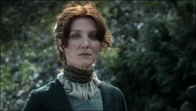 (Ep 03) Catelyn Stark se rend à Port-Real pour découvrir l'identité de celui qui a tenté de l'assassiner elle et Bran. Pour cela, elle possède la dague de son agresseur. A qui Varys et Baelish lui disent-ils qu'elle appartient ?