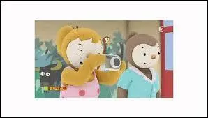 Comment s'appelle la dame de la cantine avec un chignon ? [à droite]