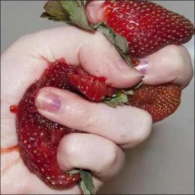 Faisant partie du champ chromatique du rouge.