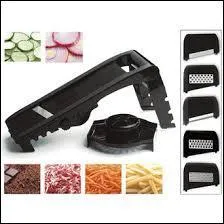 Le terme "mandoline" désigne aussi un ustensile de cuisine qui permet de couper facilement et rapidement les légumes en rondelles