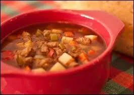 Rendez son pays d'origine au plat présenté qui est la "goulash".