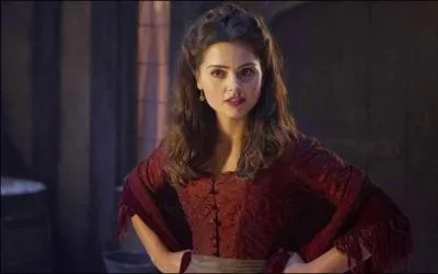 Dans l'épisode «La Dame de glace», quel était le vrai "métier" de Clara ?