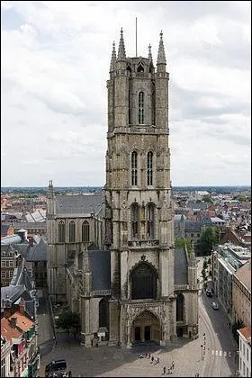 Voici la Cathédrale Saint-Bavon de Gand ;on y trouve le célèbre polyptyque des frères Van Eyck....