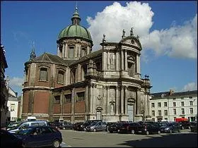 La Cathédrale Saint-Aubain se trouve à :