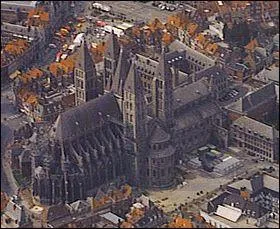La Cathédrale Notre-Dame se trouve à Tournai ; Tournai est surnommée la ville aux ....