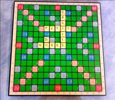 Combien de cases un plateau de Scrabble compte-t-il?