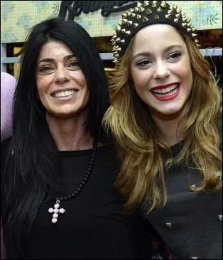 Comment s'appelle sa mère ?