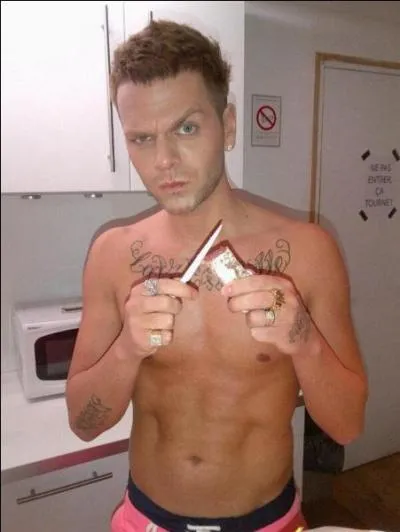 Où a-t-il tatoué son nom de scène ?