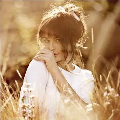 Dans quelle série joue-t-elle ?