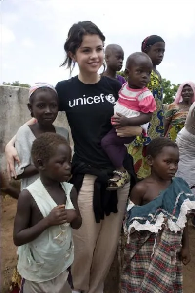 En quelle année devient-elle la plus jeune ambassadrice de l'UNICEF ?