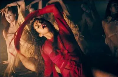Dans quel clip peut-on apercevoir Selena Gomez vêtue de rouge, pieds nus et entourée de danseuses ?