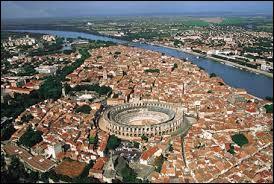 Je vous emmène à la découverte de la ville d'Arles et de ses arènes. Nous partons en région ...