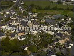 Voici le village Mayennais de la Selle-Craonnaise vu du ciel. Il se trouve en région ...