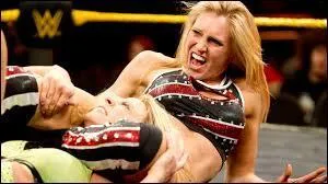 Charlotte est devenue la championne féminine de la NXT le 29 mai 2014.
Quelle immense légende du catch américain est le père de cette ravissante championne ?