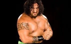 Manu a connu une courte carrière à la WWE, de 2006 à 2009. De quelle grande légende originaire des Samoa est-il le fiston ?