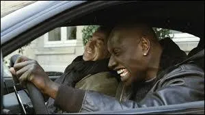 Ce film a fait un succès incroyable, il est français et sorti en 2011. Les acteurs principaux sont Omar Sy et François Cluzet jouant l'homme tétraplégique et riche. Driss (Omar Sy) est au volant d'une Maserati.