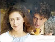 Qui Jeanne regarde-t-elle ?