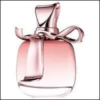 Ravissante bouteille de parfum qui porte le nom :