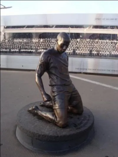Quel footballeur français passé par Arsenal cette statue évoque-t-elle ?