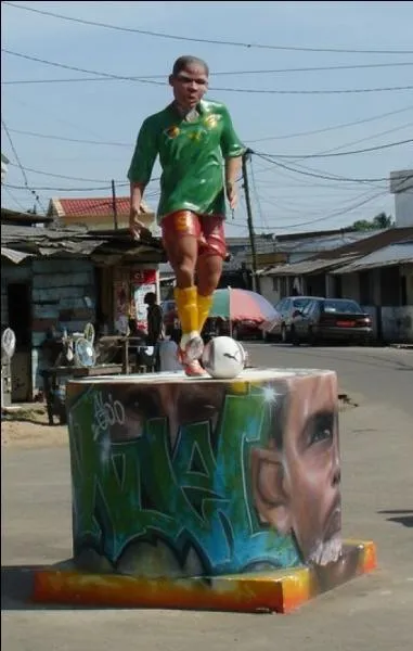 Quel footballeur camerounais peut-on reconnaître ici ?
