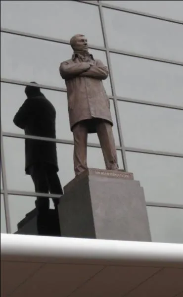 Quel entraîneur emblématique du championnat d'Angleterre est représenté par cette statue ?