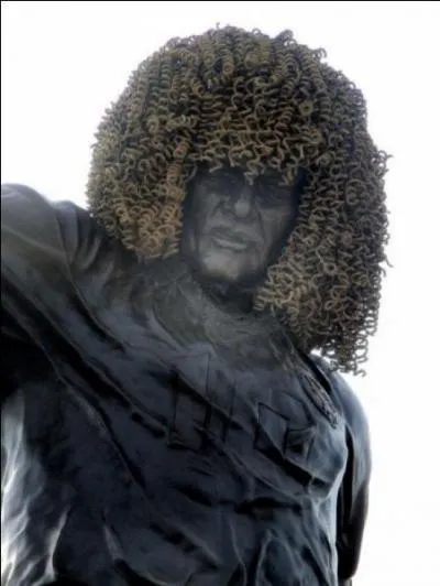 Qui est cet ancien footballeur colombien ?