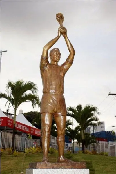 Quel footballeur brésilien surnommé "le roi" est représenté par cette statue ?