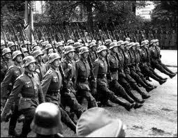 La population nazie est surveillée par :