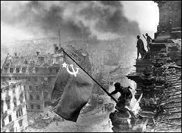 De 1937 à 1938, Staline va terroriser la population, et faire 800 000 morts avec :