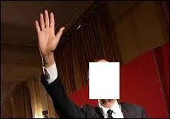 L'expression haut la main signifie :